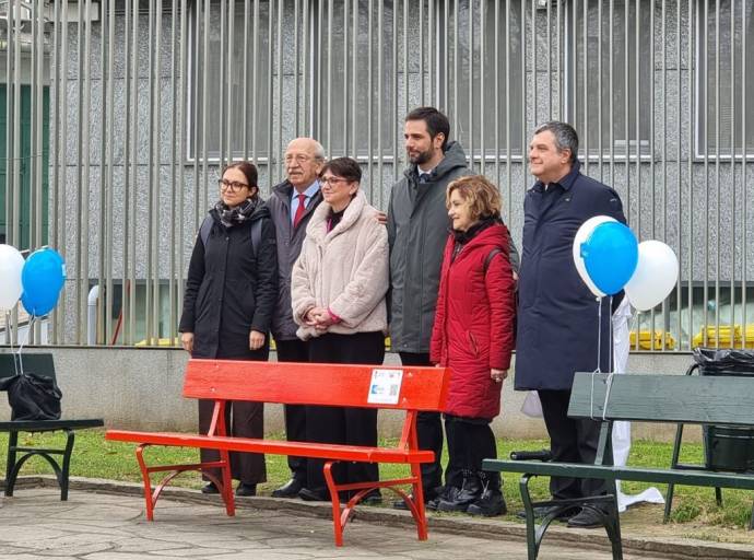 Torino, il giardino Schiapparelli si arricchisce di una panchina rossa contro la violenza sulle donne